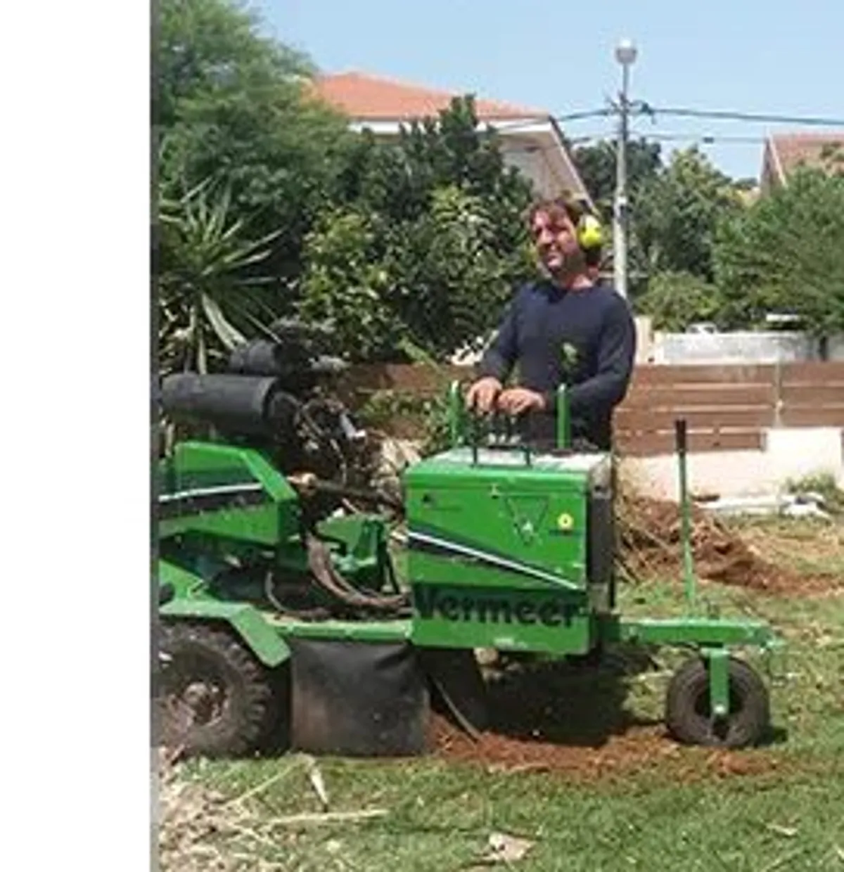 קובי טליס, גנן מוסמך, מפעיל מכרסמת גדמים, ליד מכרסמת הגדמים